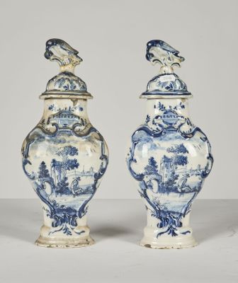 deux vases bleus et blancs surmontés d'oiseaux