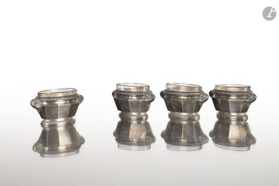 trois vases en argent posés les uns à côté des autres sur une table