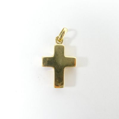 pendentif en forme de croix en or sur fond blanc