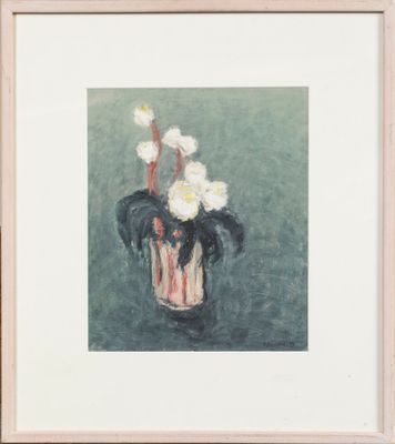 tableau représentant un vase contenant des fleurs blanches posé sur une table