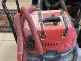 un aspirateur rouge posé par terre