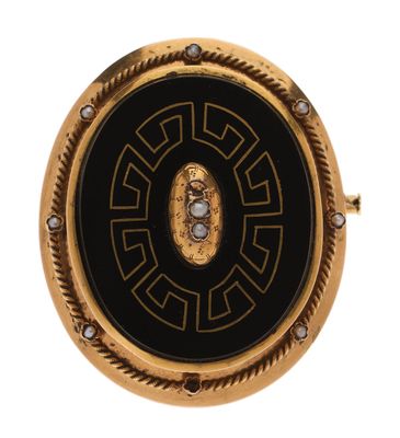 une image représentant une broche en or et noir sertie de diamants