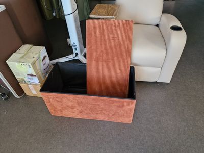 une boîte posée par terre à côté d'une chaise