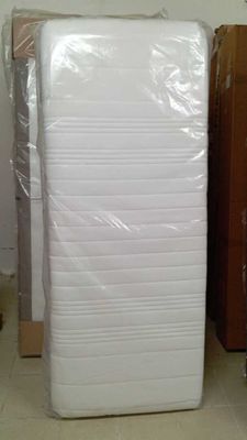 un matelas emballé dans du plastique
