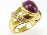 une image représentant une bague en or sertie d'une pierre violette et de diamants