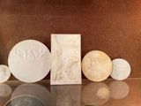 une table en verre sur laquelle sont posées de nombreuses assiettes et bols