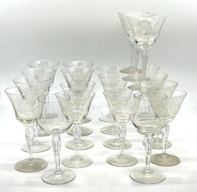 Ensemble de 20 verres à pied à décor gravé " Beuvez tousjour…