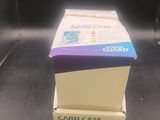 une pile de cartes posée sur une table