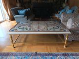 un salon avec un canapé et une table basse