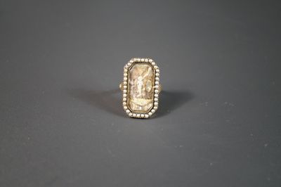 une bague en or sur laquelle est gravée l'image d'une femme
