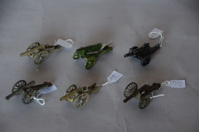 tout un tas de petites voitures miniatures posées sur une table
