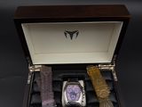 une boîte contenant une montre et deux autres montres