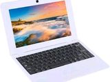 un ordinateur portable blanc avec une photo de plage à l'écran