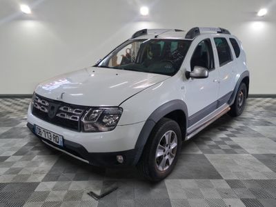 une photo d'une dacia blanche garée dans un garage