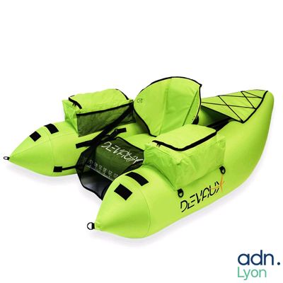 un kayak gonflable à deux places, avec un sac posé dessus