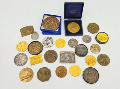un lot de pièces de monnaie posées sur une table