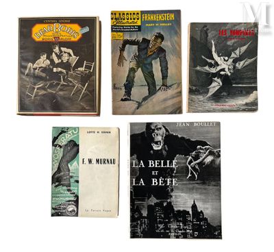 Plusieurs livres sont alignés sur une surface blanche, accompagnés d'une image en noir et blanc.