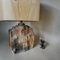 Lampe en grès texturé portant une signature au revers. (photo 3)