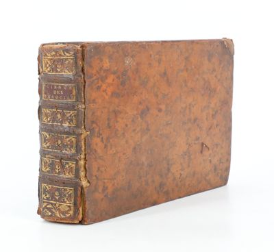 un vieux livre posé sur une surface blanche
