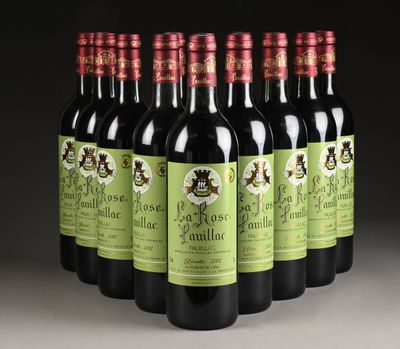 six bouteilles de vin rouge sont alignées