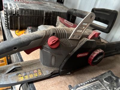 une tronçonneuse posée sur une table