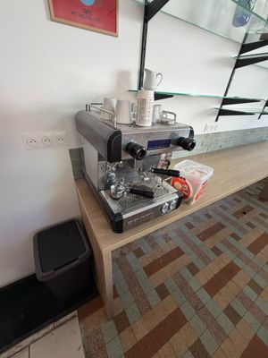 une machine à café posée sur une table en bois