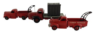 un camion jouet rouge avec une remorque attachée à l'arrière