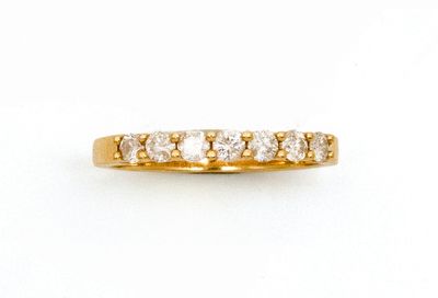 une bague en or sertie de cinq diamants sur fond blanc