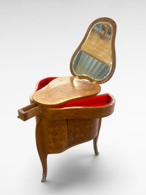 une petite coiffeuse en bois surmontée d'un miroir