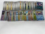 beaucoup de cartes à collectionner Pokémon sur la table