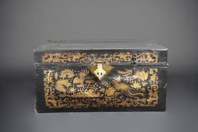 Malle en cuir laqué. Chine, fin de la dynastie Qing (1644-19…