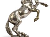 statue d'un cheval se cabrant sur ses pattes arrière, sur fond blanc