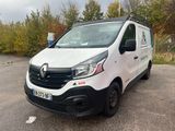 une camionnette blanche garée sur le parking