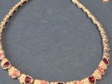 un gros plan d'un collier posé sur une table, avec une chaîne