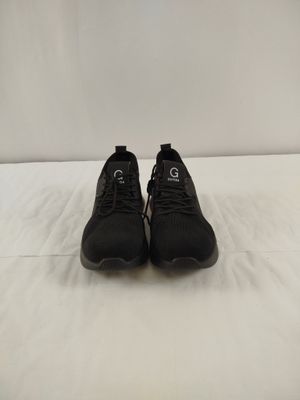 une paire de baskets noires posées sur une surface blanche