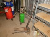 un extincteur vert à côté d'une borne d'incendie rouge dans un garage