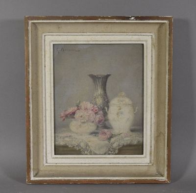 tableau représentant une nature morte composée de fleurs et d'un vase posés sur une table