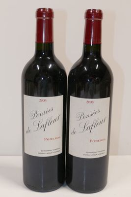 deux bouteilles de vin rouge posées l'une à côté de l'autre sur une table