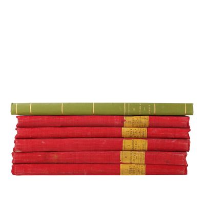 une pile de livres rouges et verts empilés les uns sur les autres