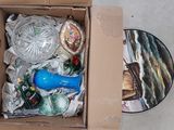 une boîte contenant de nombreux objets en verre