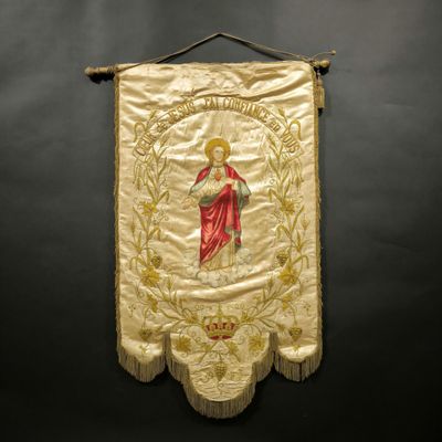 une bannière brodée d'or sur laquelle figure une image de Jésus