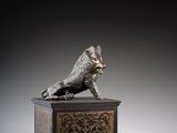 une image représentant une statue en bronze d'un chien posée sur un socle