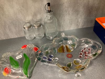 un saladier en verre et un bocal en verre posés sur un plan de travail