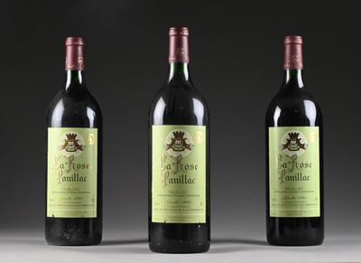 trois bouteilles de vin sont alignées sur une table
