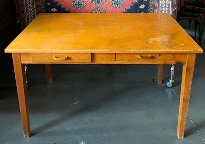 une table en bois avec deux tiroirs dans une pièce