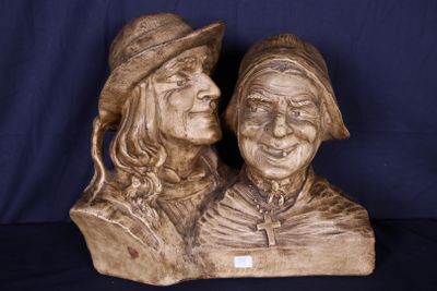 statue représentant un homme et une femme coiffés de chapeaux