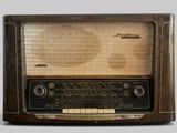 une radio à l'ancienne posée sur une table en bois
