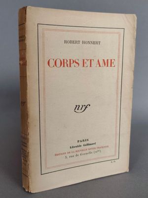 la couverture d'un livre sur laquelle figure la photo d'un homme en costume-cravate