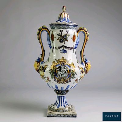un vase posé sur un support sur une table