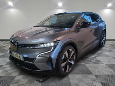 Le nouveau SUV Volkswagen est exposé dans un showroom dont le sol est recouvert d'un motif à carreaux.
